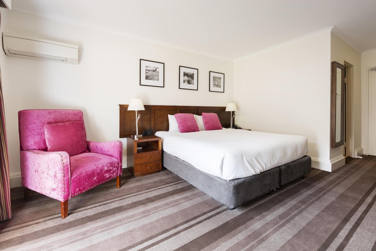 Superior Room, 1 King Bed | 1 bedroom, minibar, in-room safe, desk