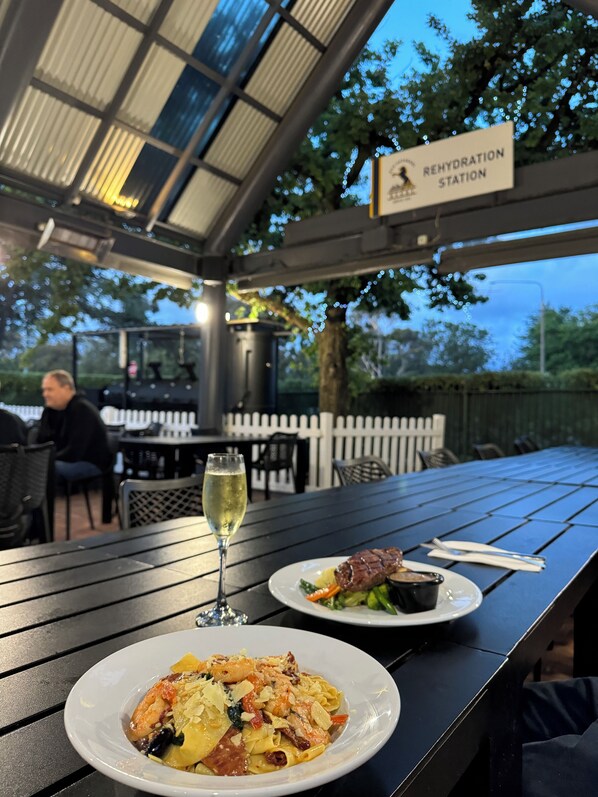 2 Restaurants, Frühstück, Mittagessen, Abendessen, lokale Küche