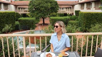 2 restaurants; breakfast, lunch and dinner served