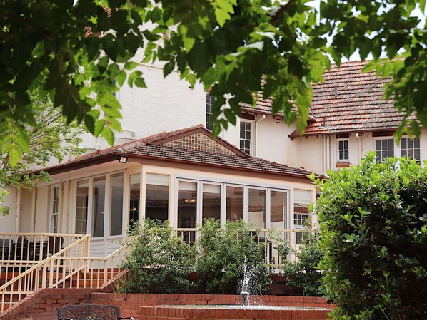 2 restaurants, breakfast, lunch, dinner served; local cuisine - Mercure Canberra (Braddon)