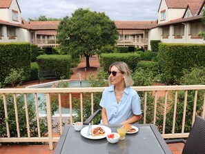 2 restauranter, frokost, lunsj og middag serveres, lokale retter