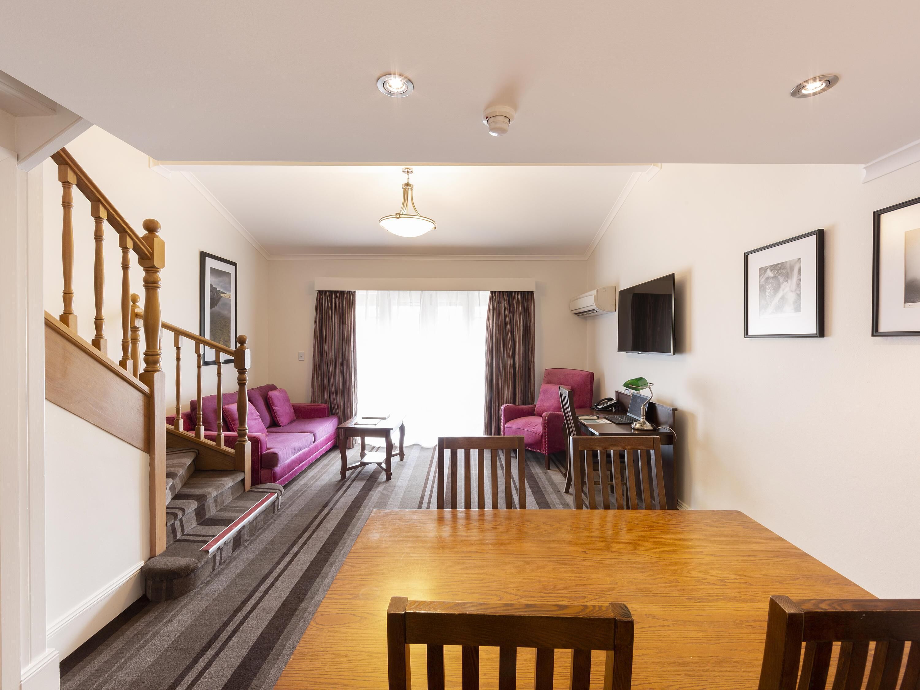 Minibar, caixa forta a l'habitació i escriptori 