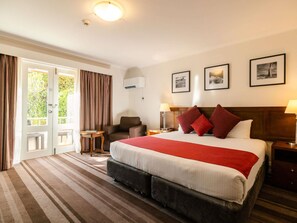 Executive Room, 1 King Bed | Minibar, in-room safe, desk, soundproofing - Mercure Canberra (Braddon)