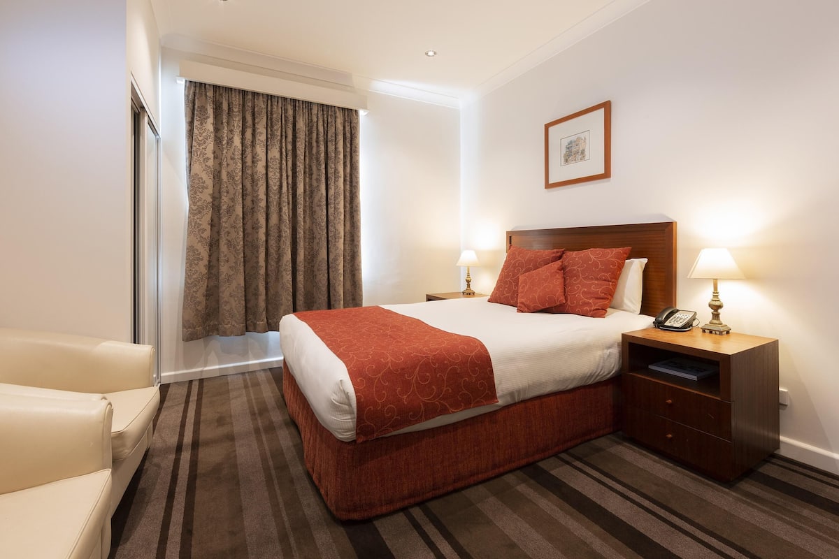 Minibar, caja de seguridad en la habitación y escritorio