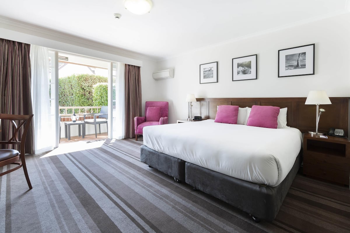 Executive Room, 1 King Bed | 1 bedroom, minibar, in-room safe, desk