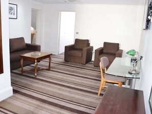 Minibar, in-room safe, desk, laptop workspace - Mercure Canberra (Braddon)