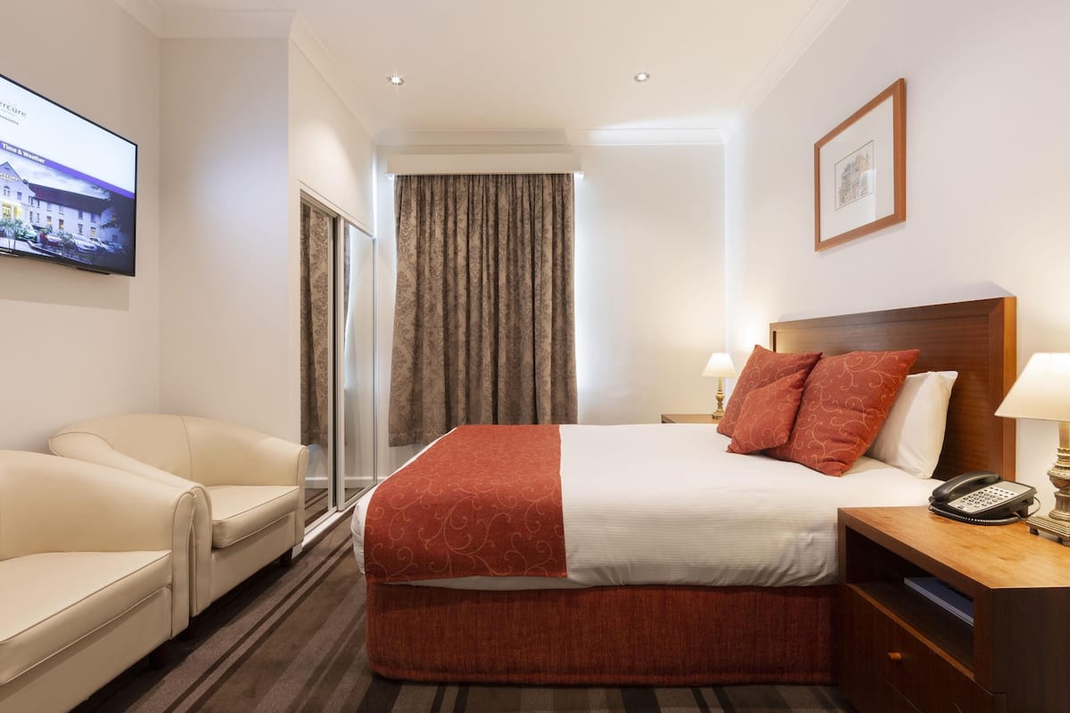 Standard Room, 1 Queen Bed | 1 bedroom, minibar, in-room safe, desk