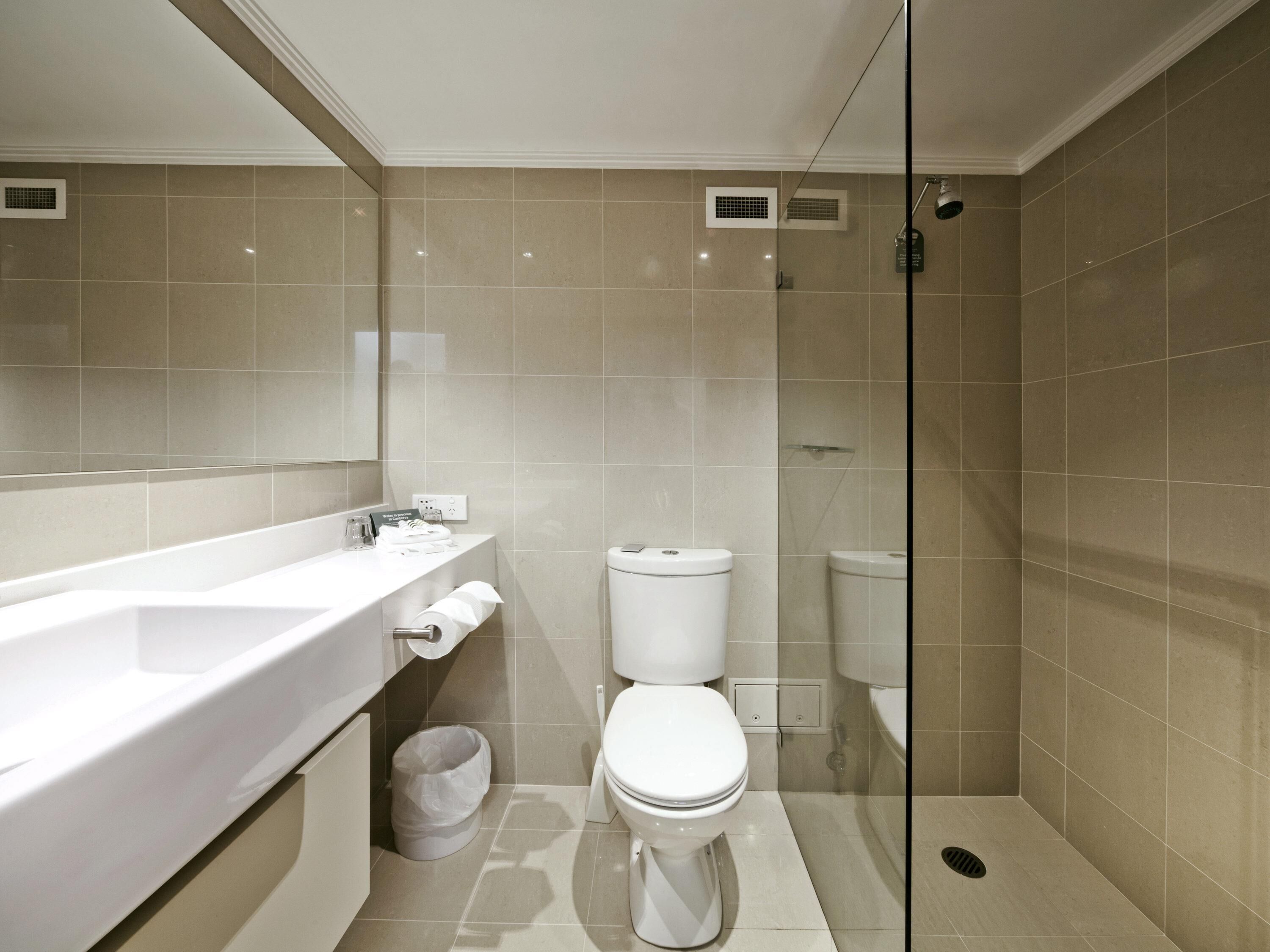 Minibar, safe på rommet, skrivebord og lydisolert