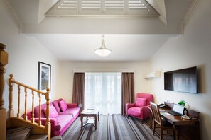 Minibar, in-room safe, desk, soundproofing - Mercure Canberra (Braddon)