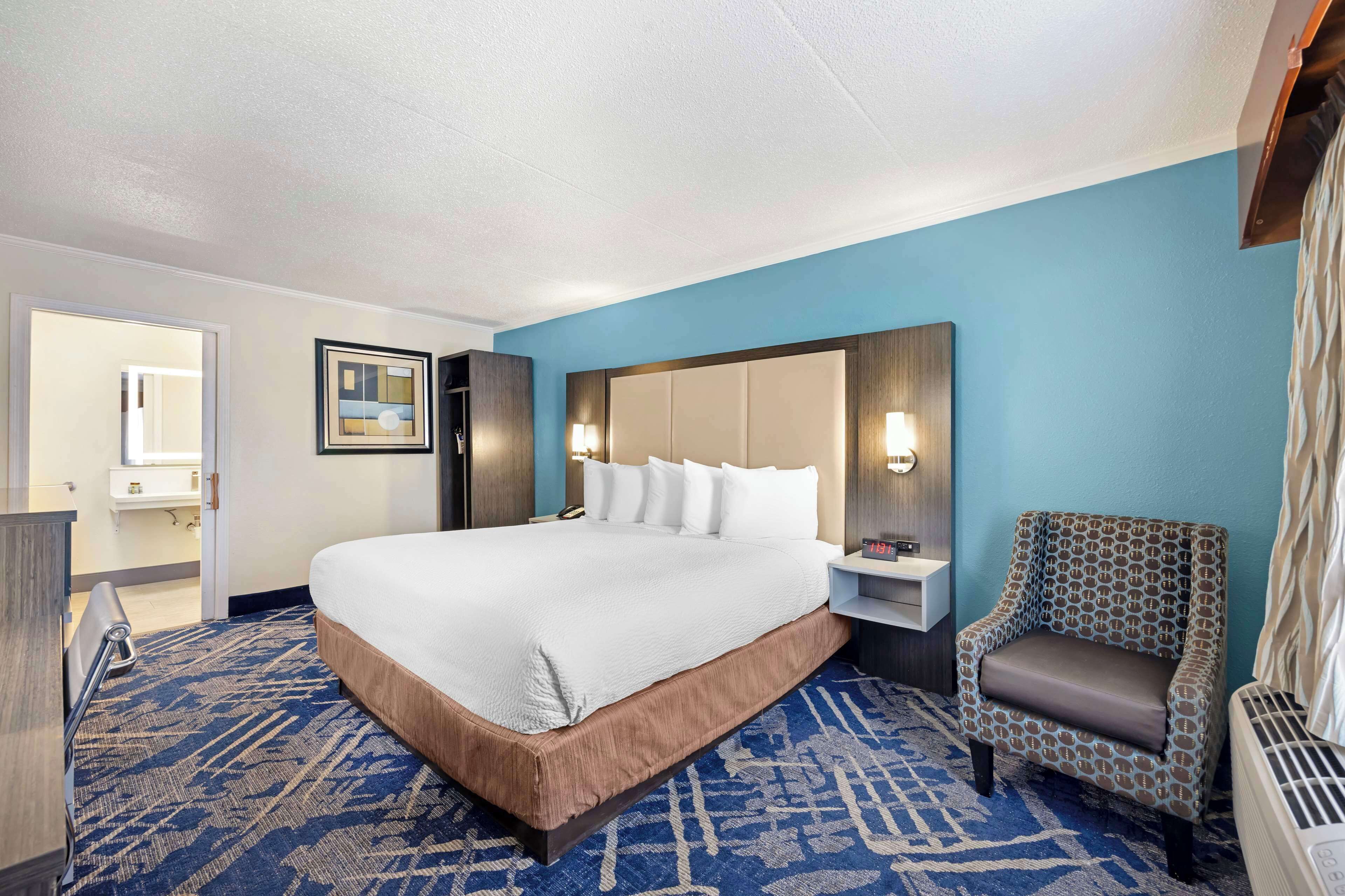 Standard Room, 1 King Bed, Accessible, Bathtub | Pillowtop beds, in-room safe, individually furnished, desk