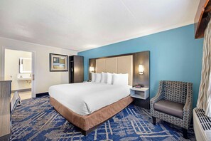 Standard-huone, 1 suuri parisänky, esteetön, kylpyamme | Pillowtop-patjalliset sängyt, tallelokero huoneessa