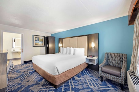 Pillowtop beds, in-room safe, individually furnished, desk. Best Western Franklin Inn