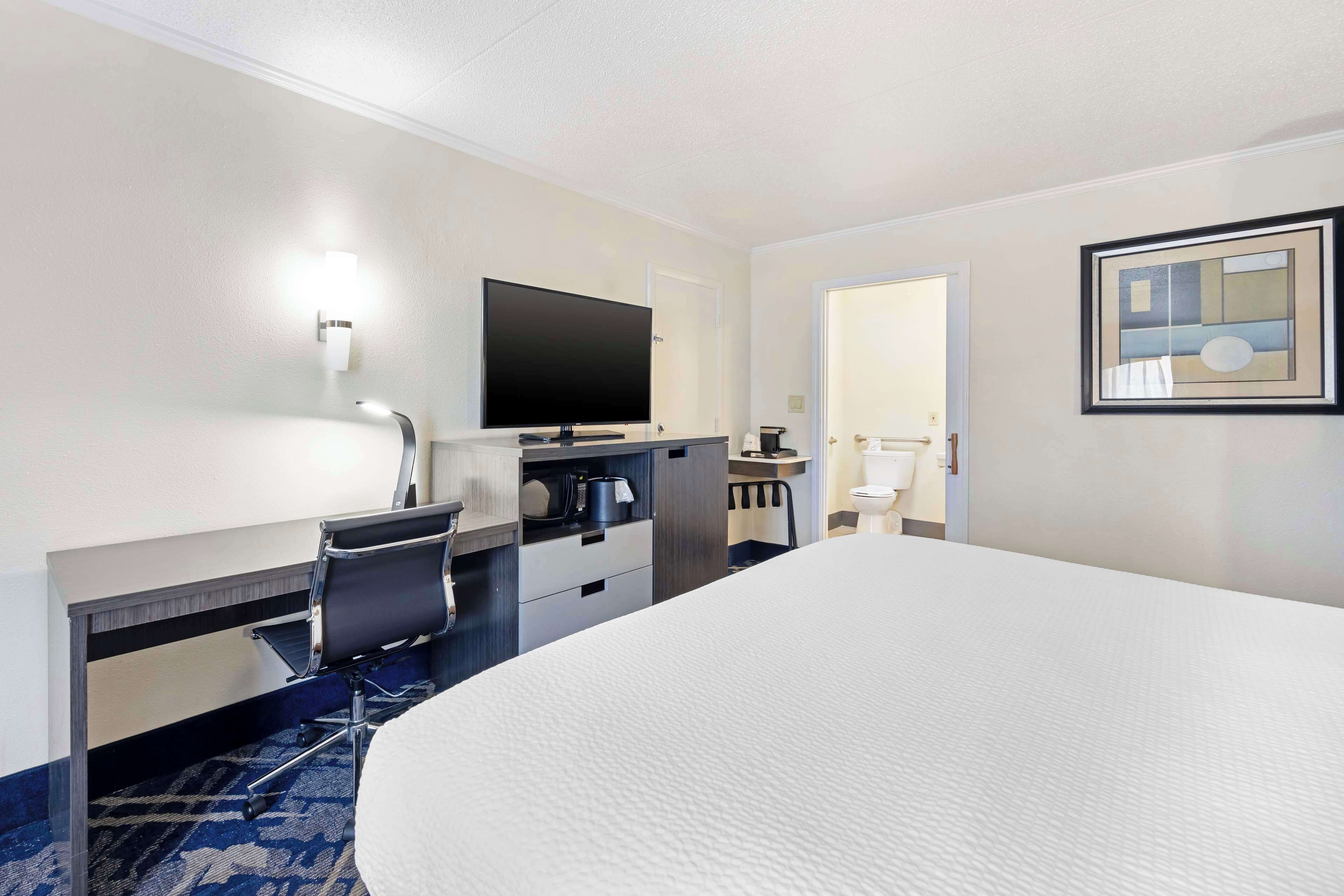 standard room, 1 king bed, accessible, bathtub | pillow-top beds, in-room safe, individually furnished, desk