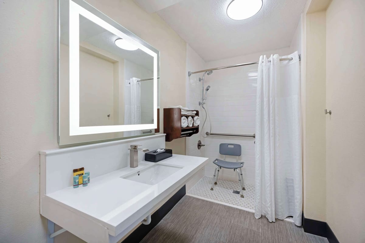 Habitación estándar, 1 cama de matrimonio grande, accesible para personas con discapacidad | Baño | Ducha y bañera combinadas, secador de pelo y toallas