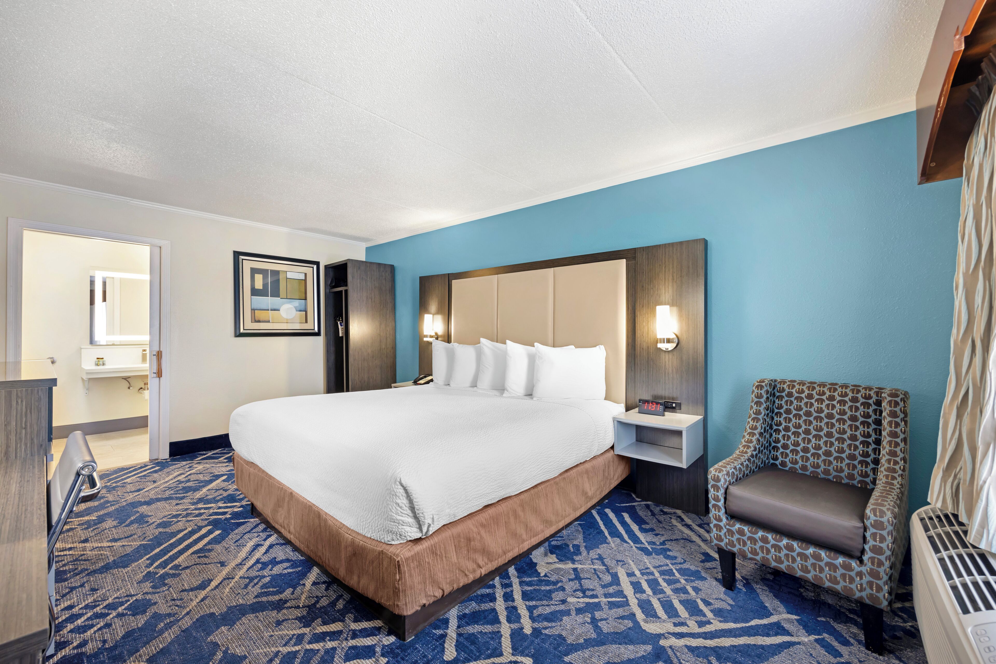 أسرّة بطبقة علوية مريحة وخزنة داخل الغرفة وطراز فريد لكل وحدة ومكتب