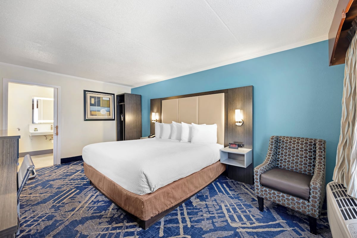 Standard Room, 1 King Bed, Accessible, Refrigerator | Pillowtop beds, in-room safe, individually furnished, desk