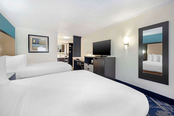 Habitació estàndard, 2 llits de matrimoni, no fumadors, frigorífic | Matalassos amb encoixinament addicional i caixa forta a l'habitació