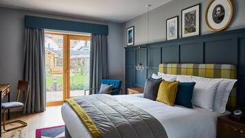 Escritorio, tabla de planchar con plancha, wifi gratis y despertador