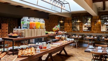 Breakfast and dinner served