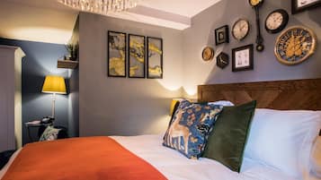 Een bureau, een strijkplank/strijkijzer, gratis wifi, een wekker