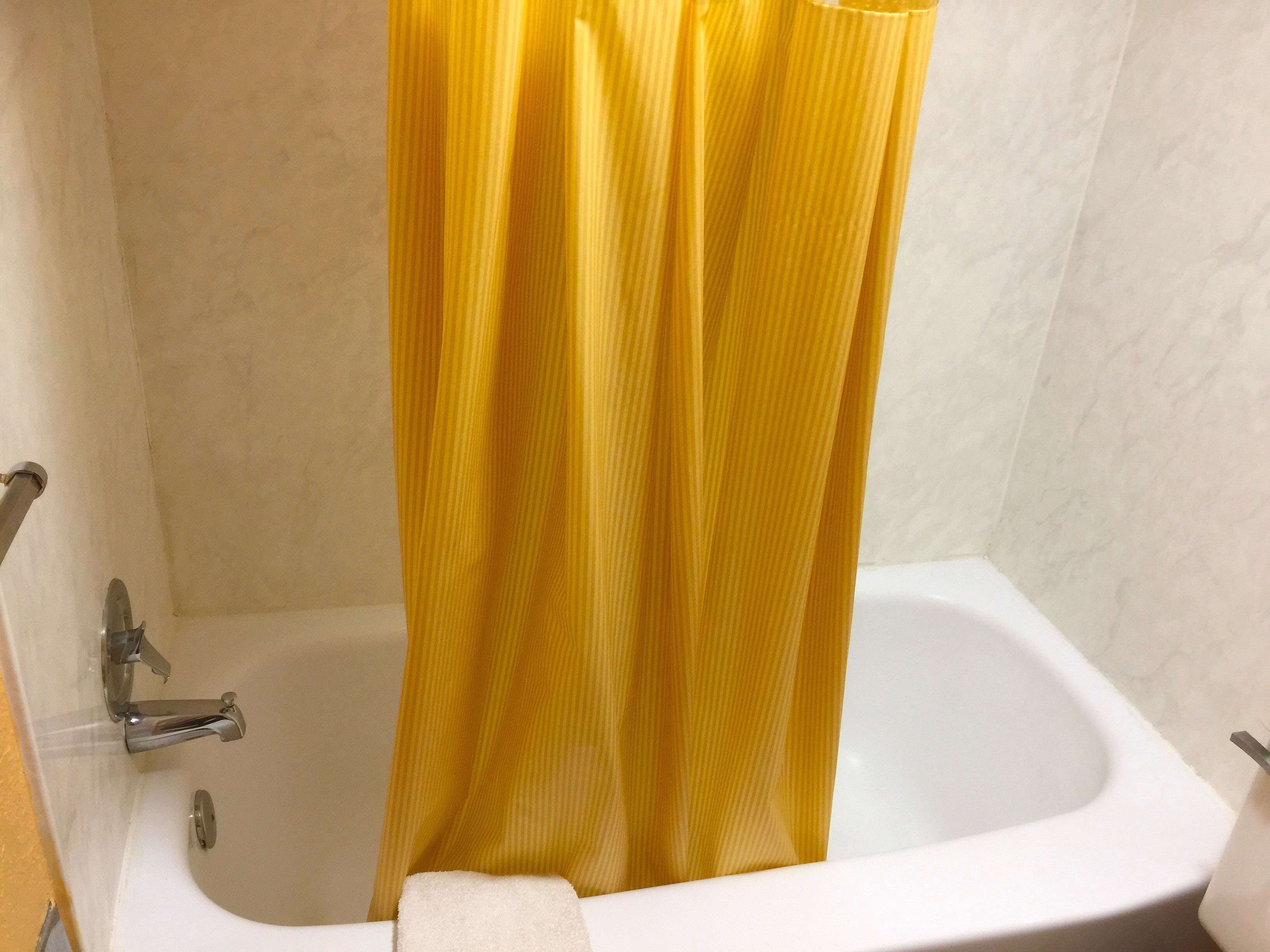 Ensemble douche/baignoire, articles de toilette gratuits, sèche-cheveux