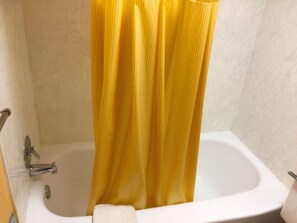 Combined shower/tub, free toiletries, hair dryer, towels - Americas Best Value Inn Pottstown (Pottstown)
