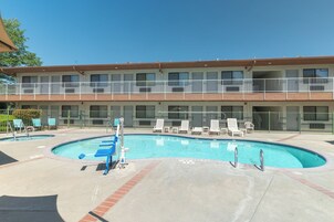 Una piscina al aire libre de temporada