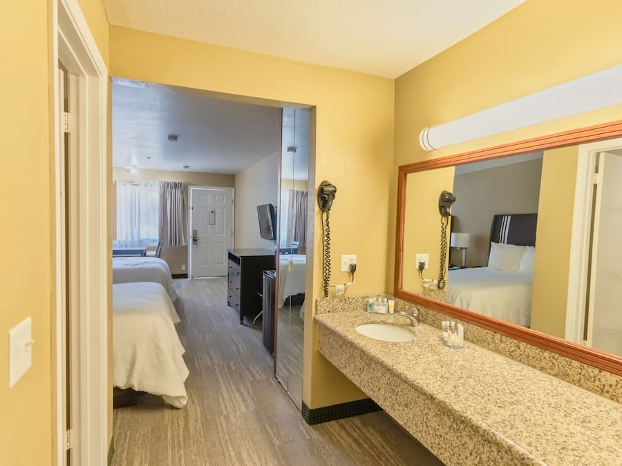 Iron/ironing board, free WiFi, bed sheets