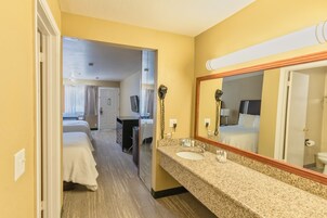 Tabla de planchar con plancha, wifi gratis y ropa de cama 