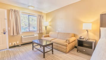 Habitación Deluxe, 1 cama de matrimonio grande, accesible para personas con discapacidad | Zona de estar | Una televisión de pantalla plana