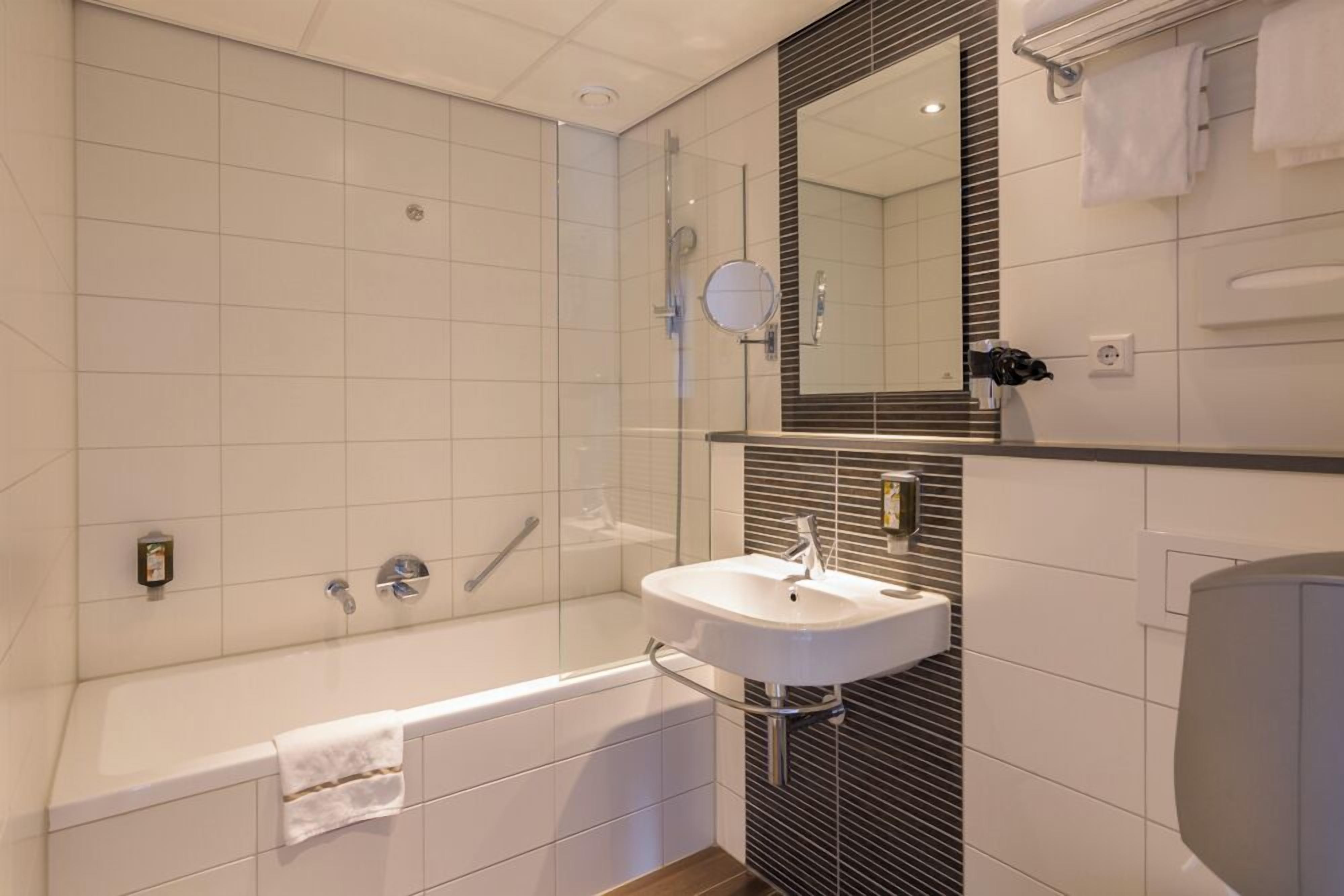 premium room, city view | bathroom | shower, hair dryer, towels