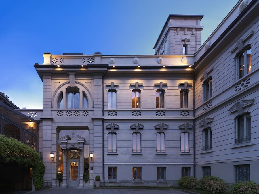 Fachada de la propiedad por la tarde o noche