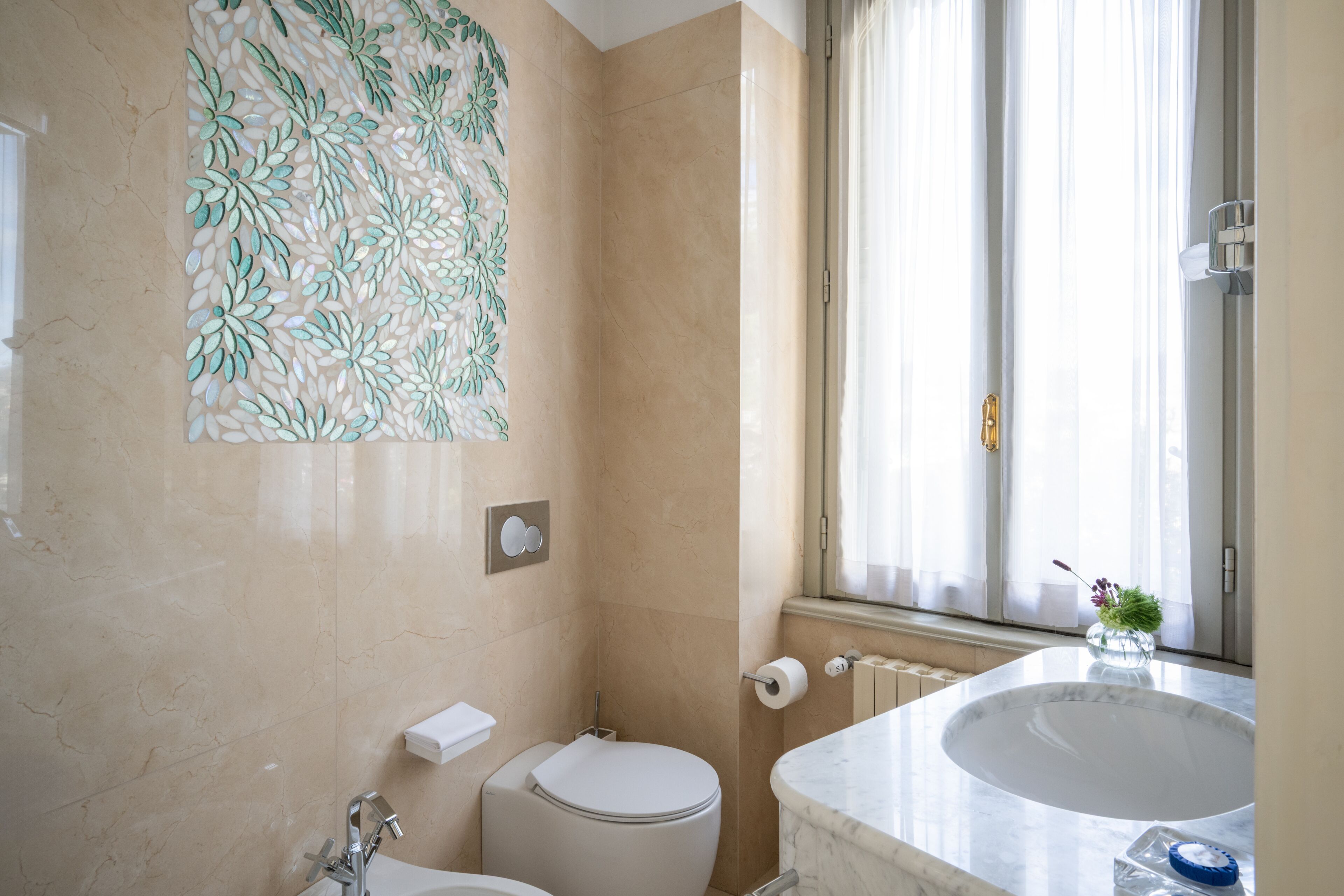 Ein Badezimmer mit Toilette, Waschbecken und Dusche.