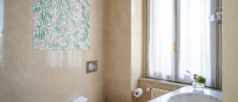 Ein Badezimmer mit Toilette, Waschbecken und Dusche.