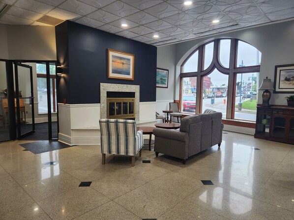 Lobby sitting area - The Hotel Ojibway, Trademark Collection by Wyndham (Sault Ste. Marie)