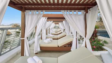 Alberca al aire libre y camas balinesas (con cargo)