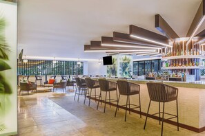 5 bares, bar junto a la piscina y bar en la playa