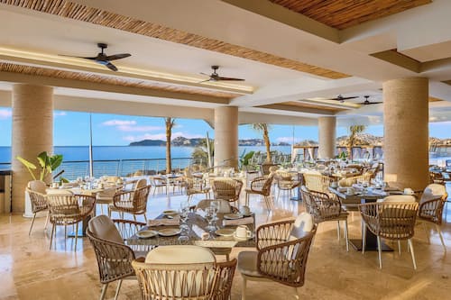 3 restaurants, servant le déjeuner et le dîner; cuisine mexicaine