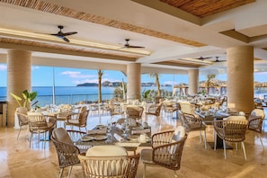 2 restaurants, breakfast served