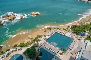 2 outdoor pools, cabanas (surcharge), pool umbrellas - Fiesta Americana  Acapulco Villas (Acapulco)