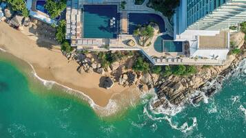 Plage, chaises longues, parasols, serviettes de plage