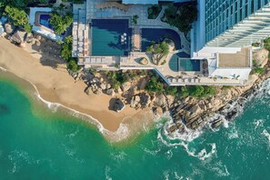Plage, chaises longues, parasols, serviettes de plage