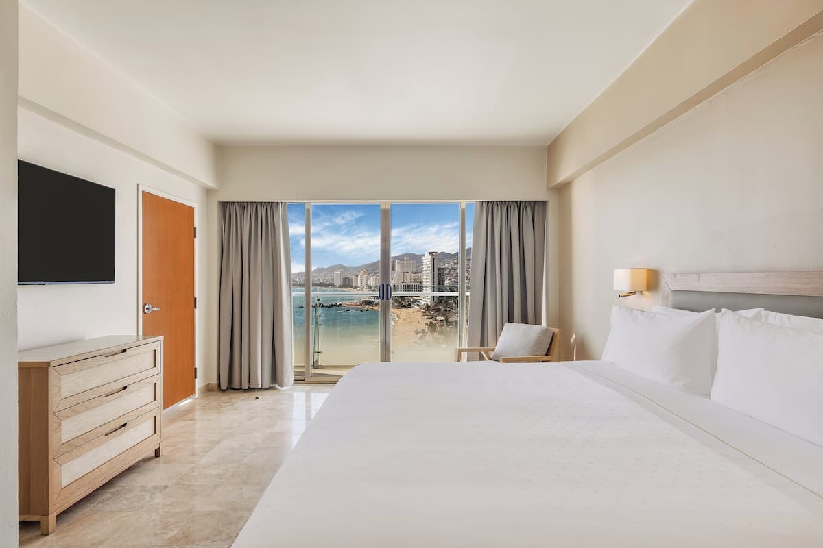 Villa Master Suite | In-room safe, blackout curtains, iron/ironing board