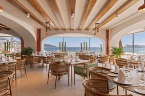 3 restaurants; breakfast, lunch, and dinner served