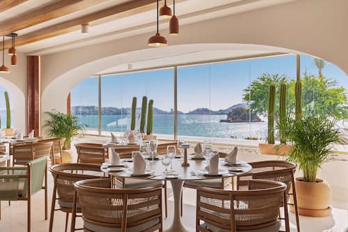 3 restaurantes, se sirven desayunos, comidas, cenas y cocina mexicana