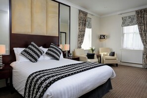 Literie de qualité supérieure, bureau, rideaux occultants