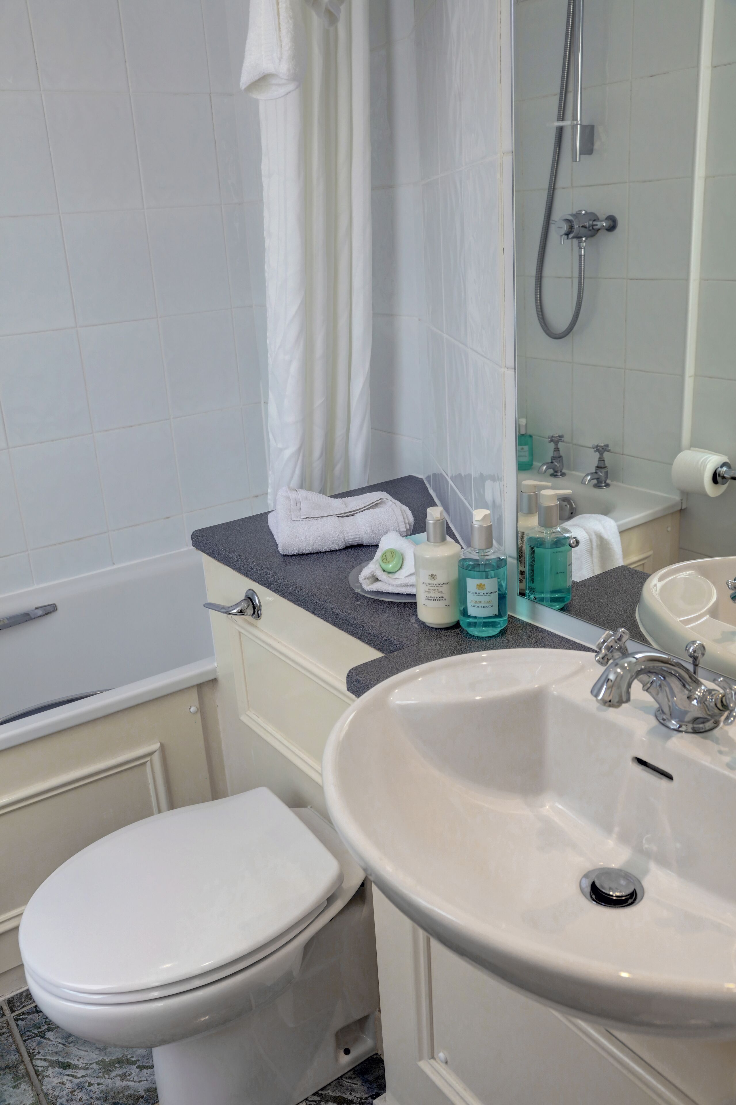 standard room, 1 double bed, non smoking | bathroom | designer toiletries, hair dryer, towels, soap