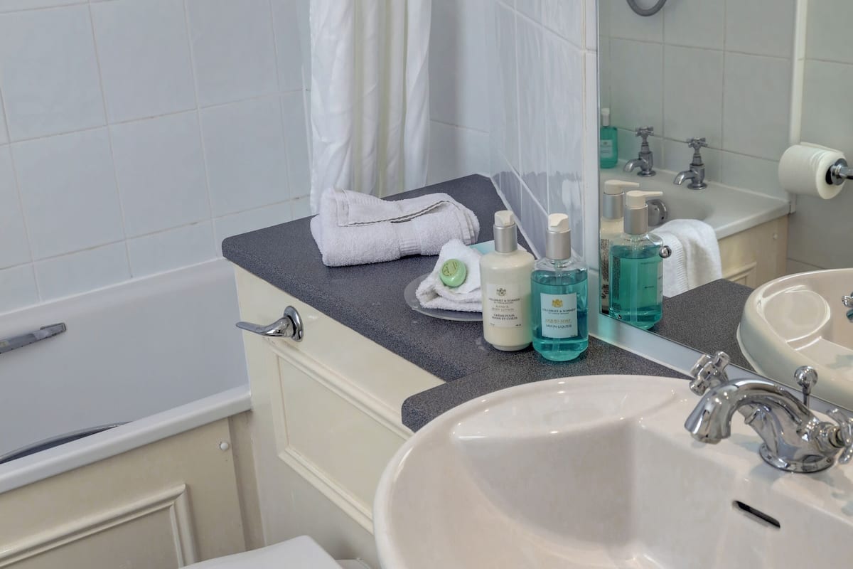 standard room, 1 double bed, non smoking | bathroom | designer toiletries, hair dryer, towels, soap