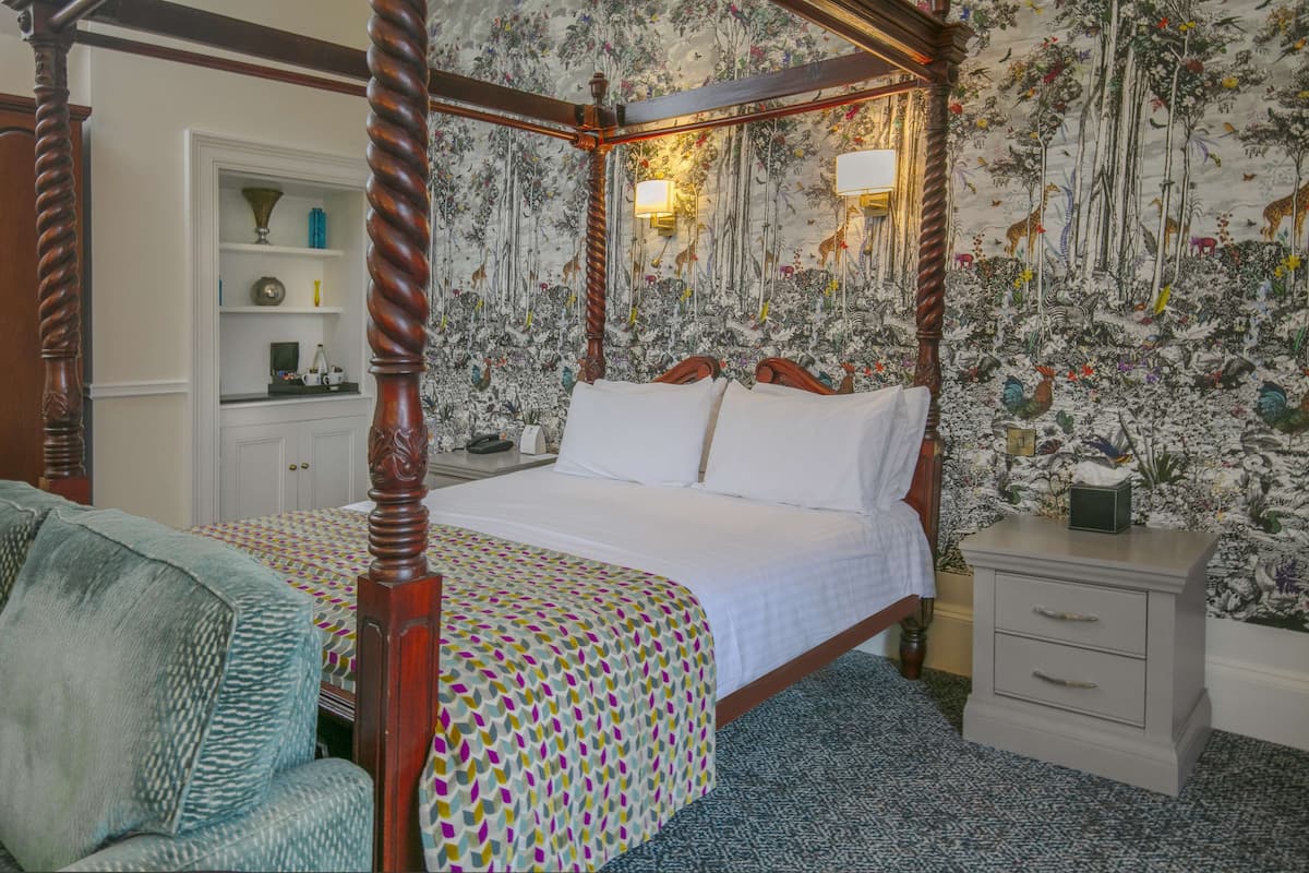 deluxe room, 1 double bed, non smoking | premium bedding, desk, blackout curtains, iron/ironing board