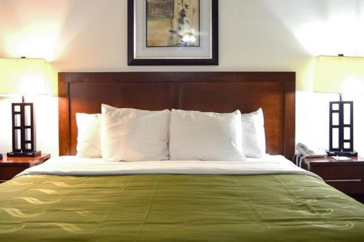 Iron/ironing board, free WiFi, bed sheets